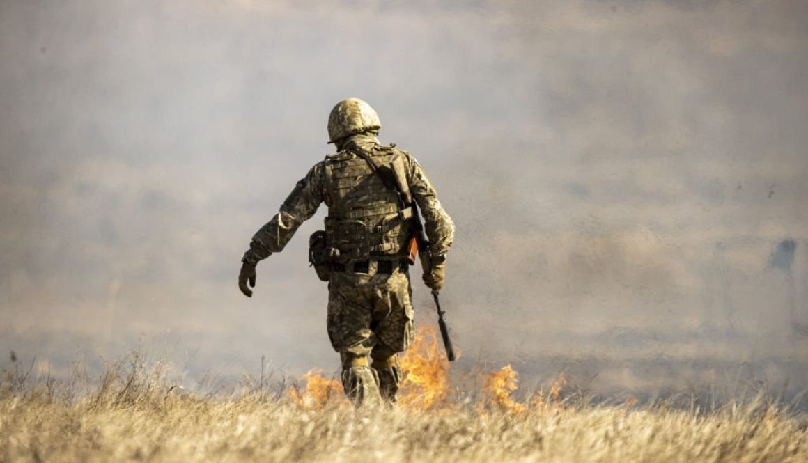 Tentara Ukraina terlihat saat latihan menembak di garis depan dengan senjata buatan AS di Zaporizhzhia, Ukraina pada 04 Maret 2023 (Foto oleh Mustafa Ciftci/Anadolu Agency via Getty Images)