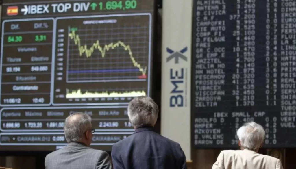 Illustrasi: Investor sedang memantau pergerakan Indeks IBEX 35 pada Bursa Efek Madrid, Spanyol (Reuters)