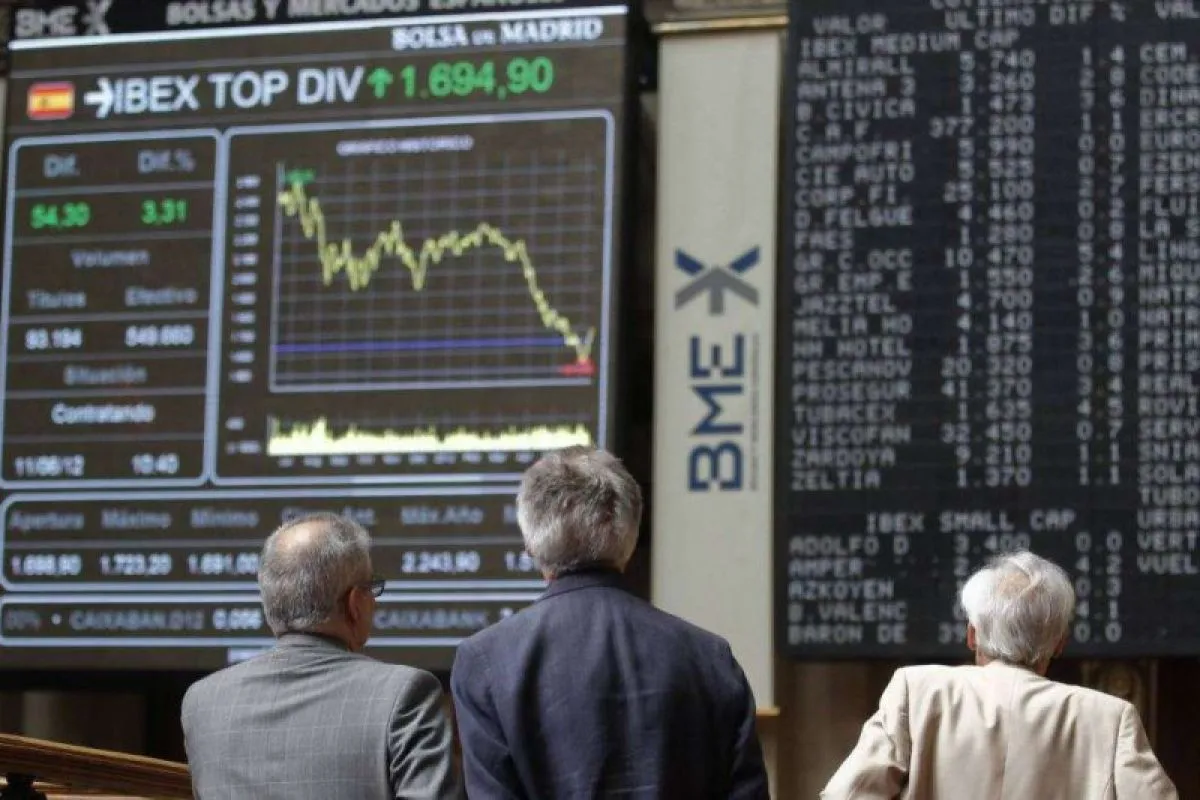Illustrasi: Investor sedang memantau pergerakan Indeks IBEX 35 pada Bursa Efek Madrid, Spanyol (Reuters)