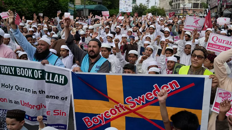 Muslim protesters hold copies of the book 'Quran' as they chant slogans to denounce the burning of the Quran that took place in Sweden, in Pakistan. 9 July 2023 - Copyright AFP