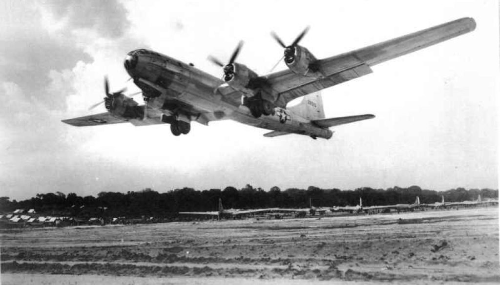Komando Pengebom XX B-29 Superfortress lepas landas dari sebuah lapangan terbang di India selama Juni 1944 (Sumber tertera via Wikipedia)