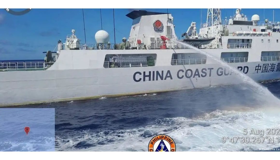 Momen saat kapal Penjaga Pantai China menembakkan meriam air ke kapal Filipina di Laut China Selatan (dok. AP/Aaron Favila