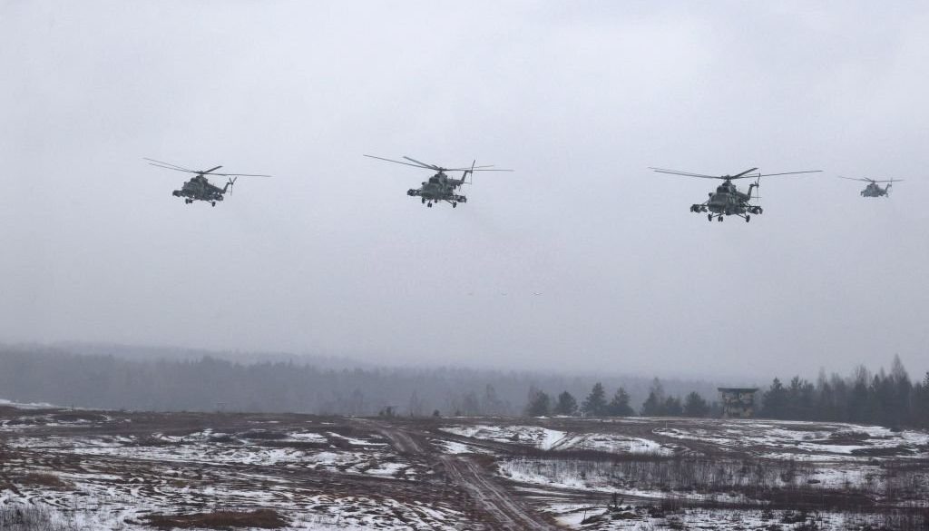 Helikopter militer Mil Mi-8MTV-5 Belarusia terbang di atas lapangan selama latihan bersama angkatan bersenjata Rusia dan Belarusia sebagai bagian dari inspeksi Pasukan Tanggap Negara Persatuan, di lapangan tembak dekat kota Osipovichi di luar Minsk pada 17 Februari , 2022. (Foto oleh MAXIM GUCHEK/BELTA/AFP melalui Getty Images)