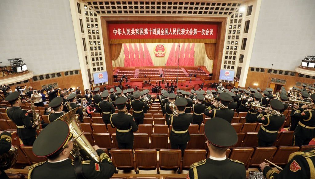 Anggota band Tentara Pembebasan Rakyat Tiongkok (PLA) tampil menjelang sesi penutupan Sesi Pertama Kongres Rakyat Nasional (NPC) ke-14 di Aula Besar Rakyat di Beijing, Tiongkok, pada Senin, 13 Maret 2023 ( Fotografer: Qilai Shen/Bloomberg via Getty Images)