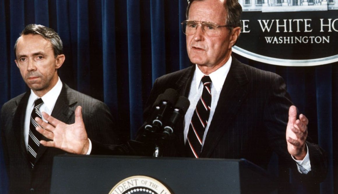 Presiden AS George Bush (kanan) mengumumkan 23 Juli 1990, pencalonannya, hakim banding New Hampshire David Souter (kiri), untuk Mahkamah Agung, di Gedung Putih, Washington, DC (Kredit foto harus dibaca JEROME DELAY/AFP via Getty Images)