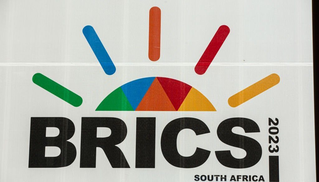 Iklan ditampilkan di luar Sandton Convention Center tempat diadakannya Brics Summit pada tanggal 23 Agustus 2023 di Johannesburg, Afrika Selatan. (Foto oleh Per-Anders Pettersson/Getty Images)