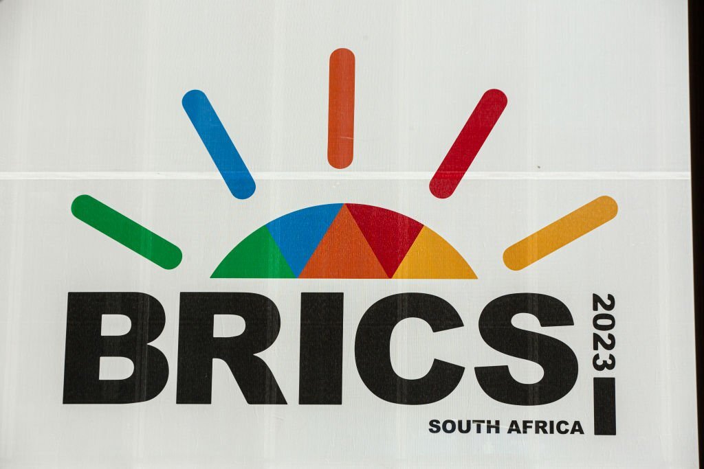 Iklan ditampilkan di luar Sandton Convention Center tempat diadakannya Brics Summit pada tanggal 23 Agustus 2023 di Johannesburg, Afrika Selatan. (Foto oleh Per-Anders Pettersson/Getty Images)