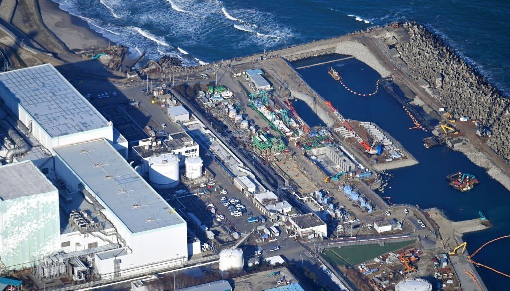 Dalam gambar udara ini, pekerjaan persiapan pelepasan air radioaktif yang diolah berlanjut di Pembangkit Listrik Tenaga Nuklir Fukushima Daiichi Tokyo Electric Power Co (TEPCO) pada 19 Januari 2023 di Okuma, Fukushima, Jepang (Foto oleh The Asahi Shimbun melalui Getty Images)