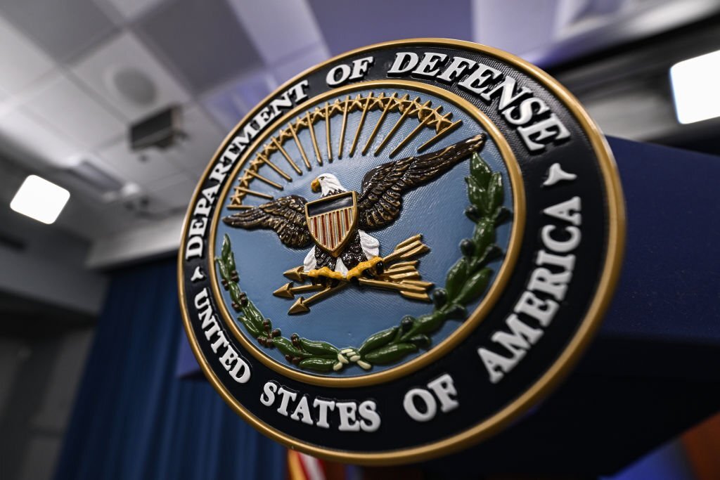 Logo Departemen Pertahanan terlihat menjelang konferensi pers di Pentagon di Washington D.C., Amerika Serikat pada 15 Agustus 2023. (Foto oleh Celal Gunes/Anadolu Agency via Getty Images)