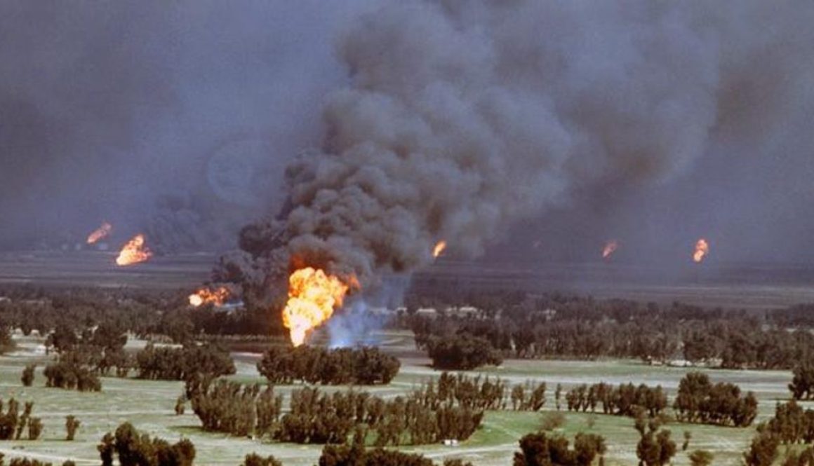 Sumur minyak Kuwait yang dibom Irak (Sumber: Wikimedia Commons)