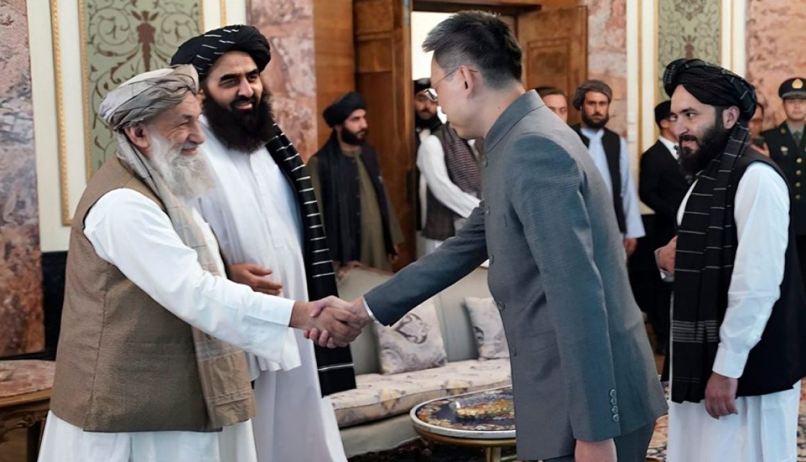 Duta Besar baru Tiongkok untuk Afghanistan Zhao Sheng berjabat tangan dengan Perdana Menteri Taliban Mohammad Hasan Akhund di Istana Kepresidenan di Kabul pada 13 September (Foto melalui: Kantor Media Perdana Menteri Taliban/AP)