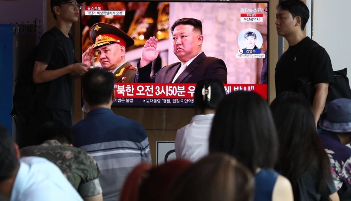 Orang-orang menonton siaran televisi yang menampilkan gambar pemimpin Korea Utara Kim Jong-Un di Stasiun Kereta Seoul pada 24 Agustus 2023 di Seoul, Korea Selatan (Foto oleh Chung Sung-Jun/Getty Images)