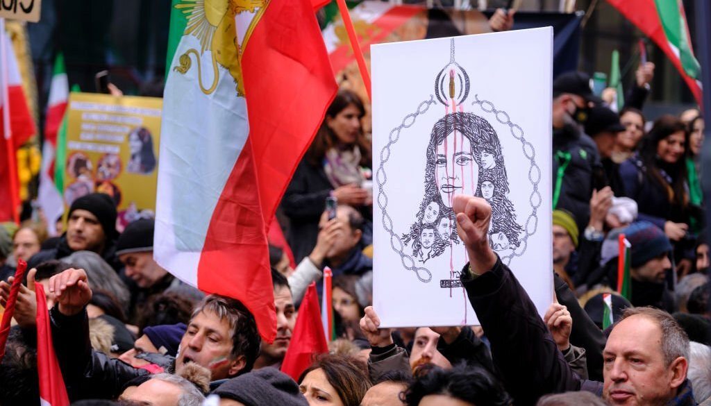 Sekitar 6000 warga Iran dari diaspora berdemonstrasi di jalan-jalan Brussels pada 20 Februari 2023 di Brussels, Belgia. (Foto oleh Thierry Monasse/Getty Images)