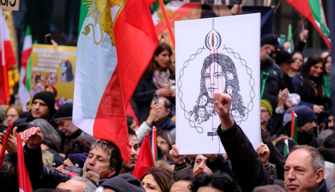 Sekitar 6000 warga Iran dari diaspora berdemonstrasi di jalan-jalan Brussels pada 20 Februari 2023 di Brussels, Belgia. (Foto oleh Thierry Monasse/Getty Images)