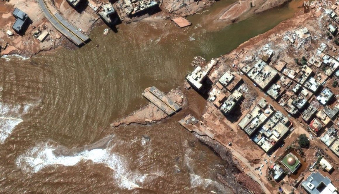 Citra satelit Maxar dari jalan raya pesisir dan bangunan setelah bencana banjir yang melanda kota pesisir Derna di Libya. Silakan gunakan: Citra satelit (c) 2023 Maxar Technologies.