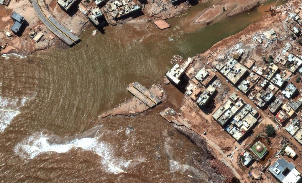 Citra satelit Maxar dari jalan raya pesisir dan bangunan setelah bencana banjir yang melanda kota pesisir Derna di Libya. Silakan gunakan: Citra satelit (c) 2023 Maxar Technologies.