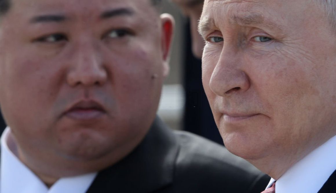 Presiden Rusia Vladimir Putin (kanan) dan pemimpin Korea Utara Kim Jong-un (kiri) mengunjungi lokasi pembangunan kompleks peluncuran roket Angara pada 13 September 2023 di Tsiolkovsky, Rusia (Foto oleh Kontributor/Getty Images)