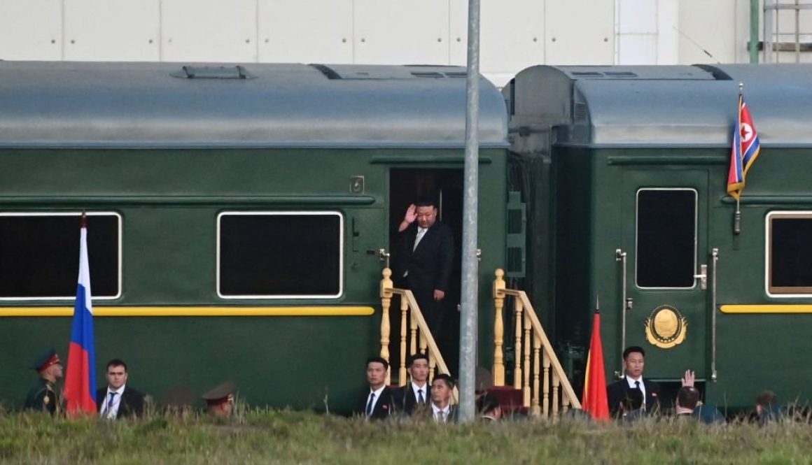 Pemimpin Korea Utara Kim Jong Un meninggalkan Kosmodrom Vostochny di wilayah Amur pada 13 September 2023, setelah berbicara dengan Presiden Rusia. (Foto oleh PAVEL BYRKIN/POOL/AFP melalui Getty Images)