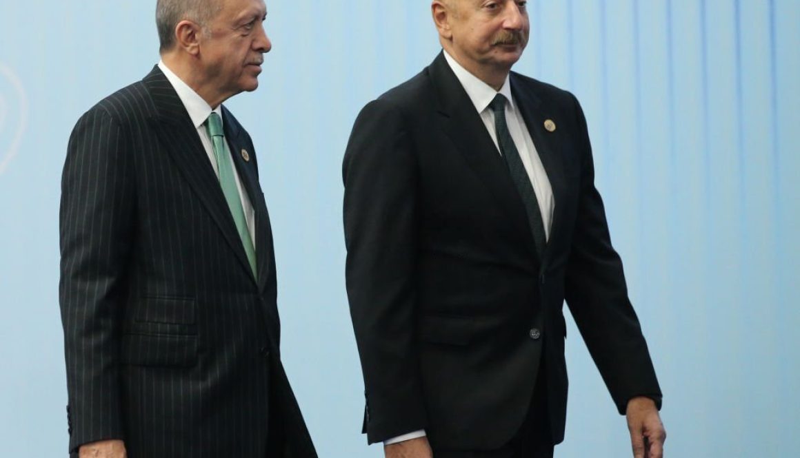 Presiden Turki Recep Tayyip Erdogan (kiri) dan Presiden Azerbaijan Ilham Aliyev (kanan) tiba di acara foto grup pada KTT CICA ke-6, 13 Oktober 2022 di Astana, Kazakhstan (Foto oleh Kontributor/Getty Images)