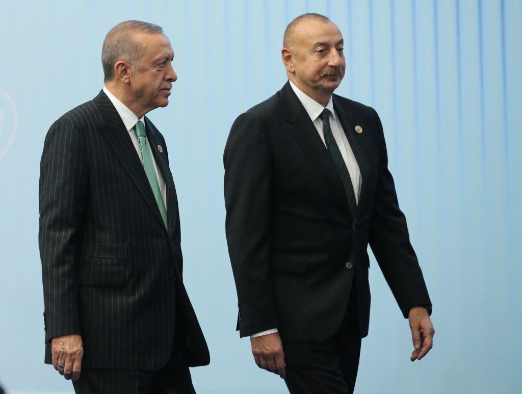 Presiden Turki Recep Tayyip Erdogan (kiri) dan Presiden Azerbaijan Ilham Aliyev (kanan) tiba di acara foto grup pada KTT CICA ke-6, 13 Oktober 2022 di Astana, Kazakhstan (Foto oleh Kontributor/Getty Images)