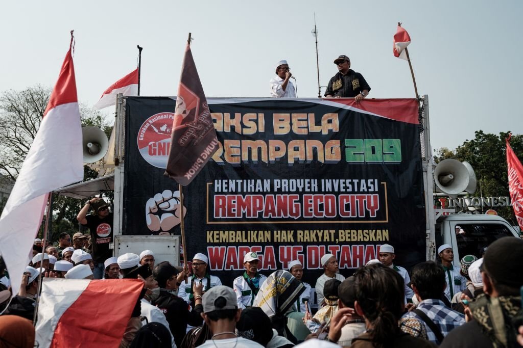 Anggota komunitas Muslim memprotes rencana pemerintah untuk mengembangkan pulau Rempang menjadi zona ekonomi yang didanai Tiongkok yang akan membuat sekitar 7.500 orang mengungsi di depan Patung Arjuna Wijaya di Jakarta pada 20 September 2023. (Foto oleh YASUYOSHI CHIBA/AFP via Gambar Getty)