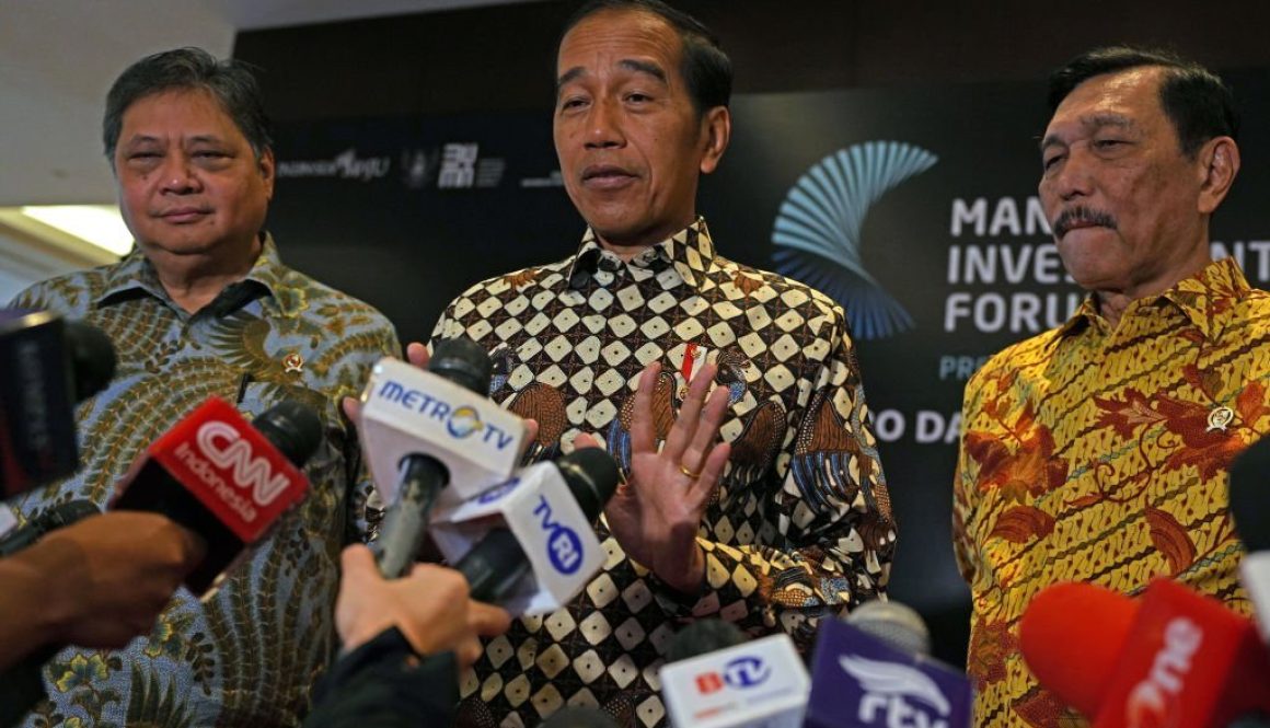 Joko Widodo, Indonesia's president, center, speaks to members of the media before he leaves the Mandiri Investment Forum with Luhut Binsar Pandjaitan, maritime and investment affairs minister, right, and Airlangga Hartarto, economic affairs minister, in Jakarta, Indonesia, on Wednesday, Feb. 1, 2023. The annual investment forum co-hosted by Bank Mandiri and Mandiri Sekuritas will continue through Feb. 2. Photographer: Dimas Ardian/Bloomberg via Getty Images