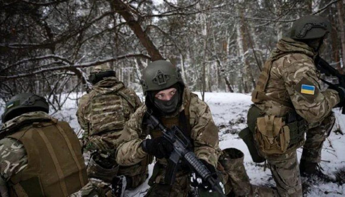oto Ilustrasi - Warga Rusia yang menjadi prajurit Ukraina melakukan latihan militer di wilayah hutan pinus Kiev, Ukraina pada 7 Februari 2023.