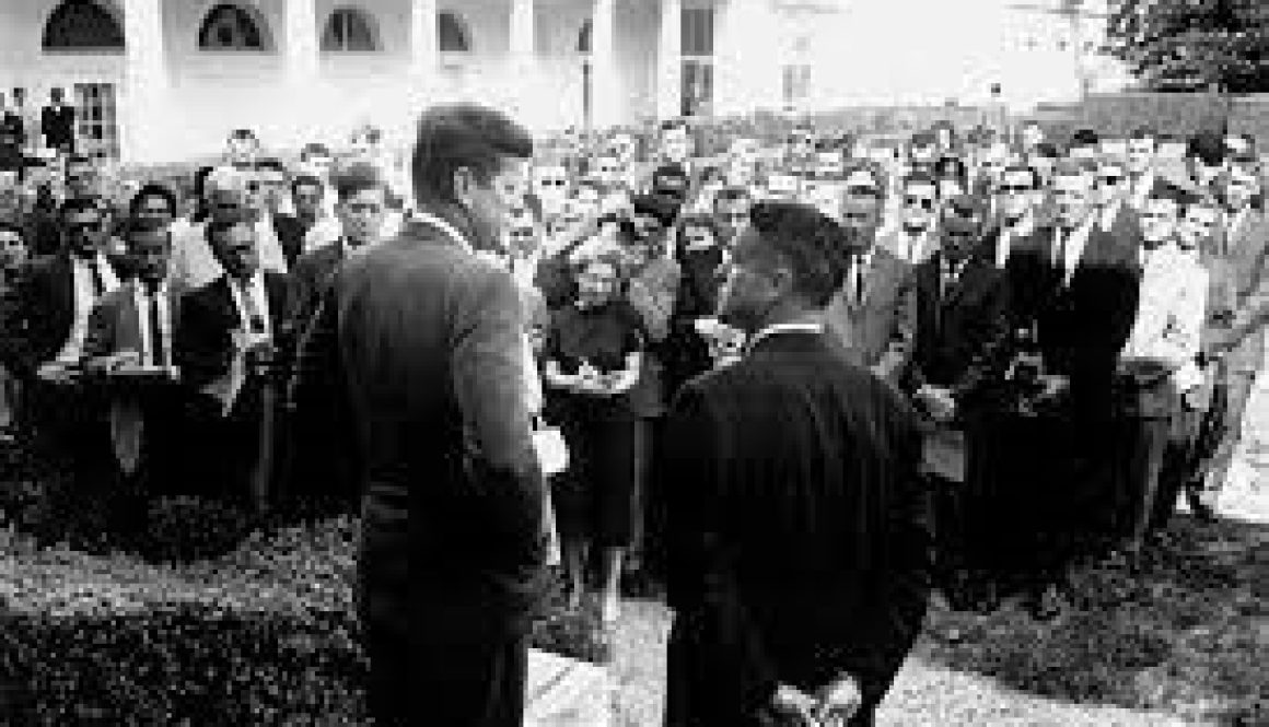 John F. Kennedy ketika membahas Peace Corps (Sumber: Britannica)