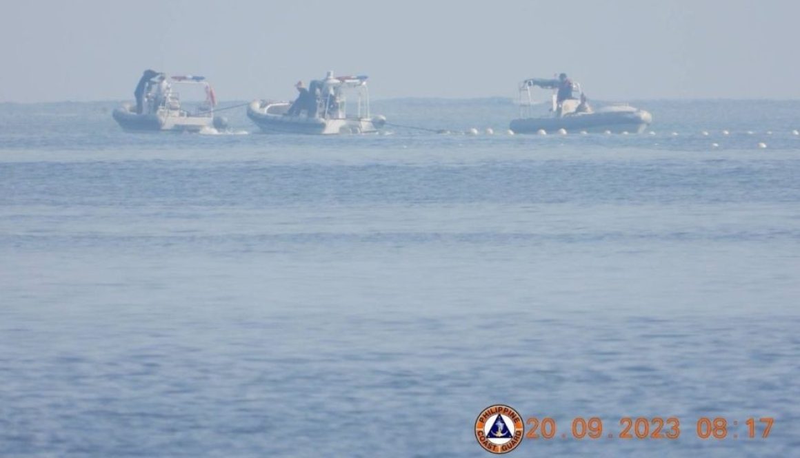 Kapal penjaga pantai Tiongkok dekat dengan penghalang terapung di Laut Cina Selatan pada 20 September (Foto dari Penjaga Pantai Filipina/Reuters)