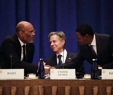 Perdana Menteri Haiti Ariel Henry (Kiri) menyapa Sekretaris Kabinet Kenya untuk Urusan Luar Negeri dan Diaspora, Alfred Nganga Mutua (kanan) saat mereka menghadiri pertemuan dengan Menteri Luar Negeri AS Antony Blinken (tengah) mengenai situasi keamanan di Haiti, di sela-sela pertemuan Sidang Umum PBB ke-78 di New York City pada 22 September 2023. (Foto oleh BING GUAN / POOL / AFP) (Foto oleh BING GUAN/POOL/AFP via Getty Images)
