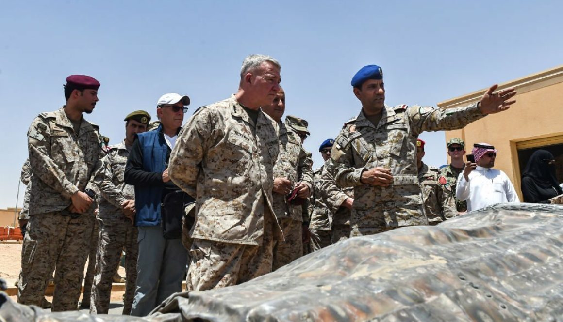 Pasukan koalisi pimpinan AS, Iran, dan Saudi di Yaman diperlihatkan oleh juru bicara koalisi Kolonel Turki bin Saleh al-Malki (ke-5 dari kanan) yang dilaporkan memiliki senjata Iran yang disita oleh pasukan Saudi dari pemberontak Huthi Yaman, selama kunjungannya ke pangkalan militer di al-Kharj di Arab Saudi tengah pada 18 Juli 2019. (Kredit foto harus dibaca FAYEZ NURELDINE/AFP via Getty Images)