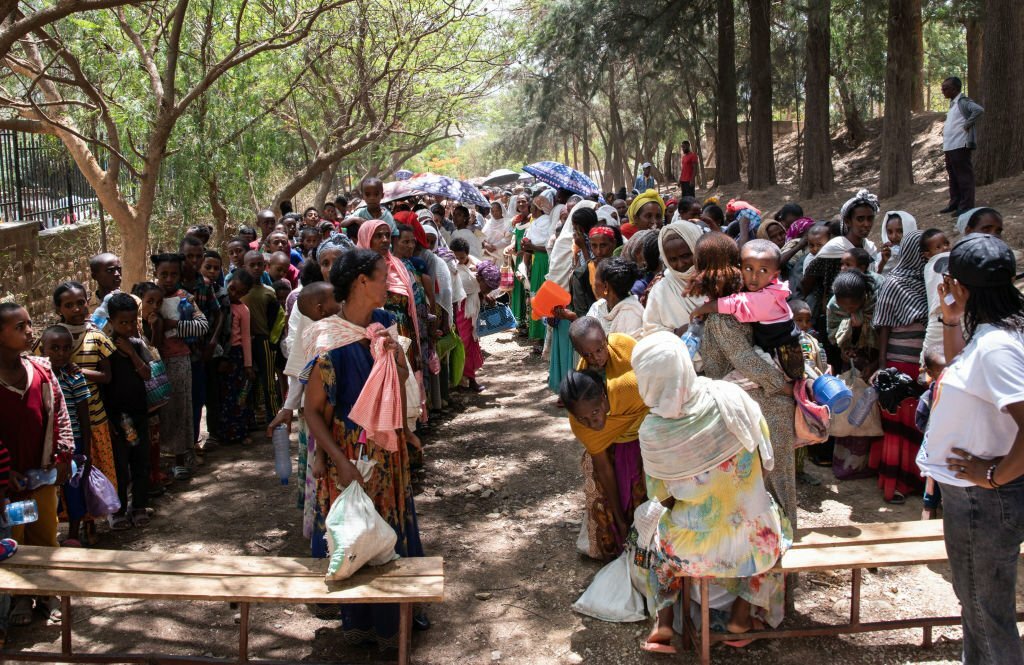 Lusinan perempuan dan anak-anak mengantri di dalam pusat bantuan kemanusiaan Don Bosco di Tigray untuk menerima sup guna mengobati kekurangan gizi pada anak. (Foto oleh Ximena Borrazas/SOPA Images/LightRocket melalui Getty Images)