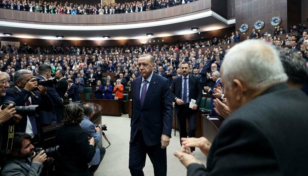 Presiden Turki dan pemimpin Partai Keadilan dan Pembangunan (AK) Recep Tayyip Erdogan menghadiri pertemuan kelompok partainya di Majelis Agung Nasional Turki di Ankara, pada 25 Oktober 2023. (Foto oleh Adem ALTAN / AFP) (Foto oleh ADEM ALTAN/ AFP melalui Getty Images)