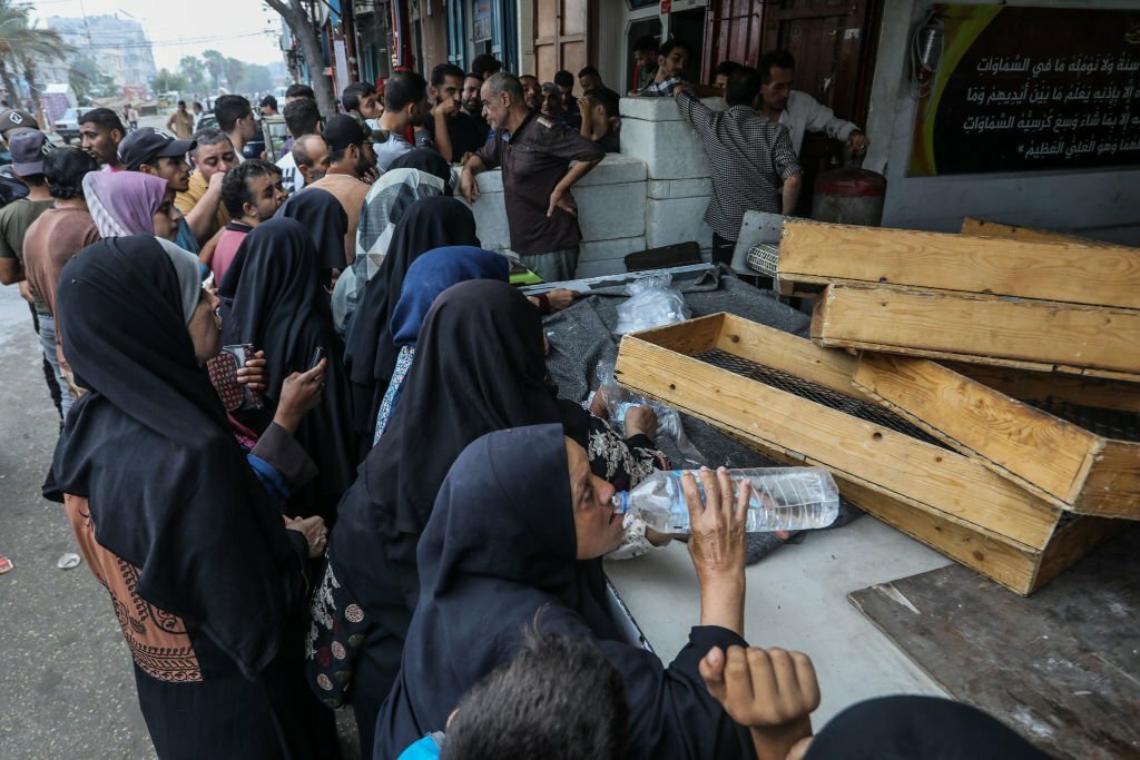 Warga Palestina menunggu di depan toko roti untuk memenuhi kebutuhan pangan sehari-hari saat serangan udara Israel hari ke-23 di Rafah, Gaza pada 29 Oktober 2023. (Foto oleh Abed Rahim Khatib/Anadolu via Getty Images)