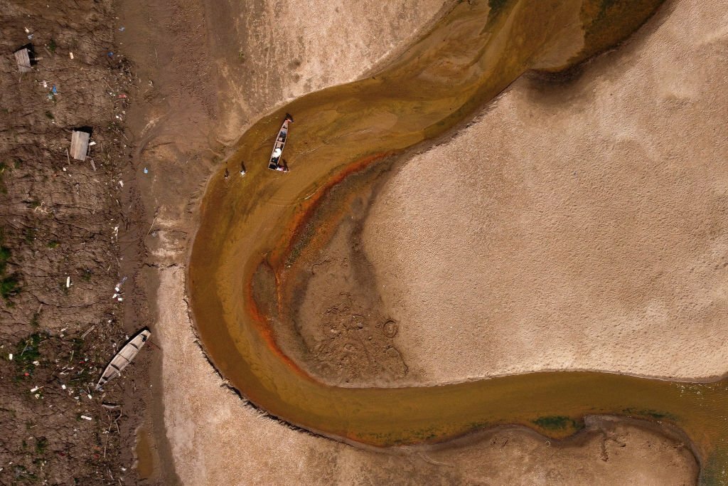 Dengan turunnya permukaan air Sungai Amazon, yang pada Jumat (20) lalu sudah 40 cm di bawah rekor sejarah di Manaus, ratusan komunitas tepi sungai di Amazonas praktis terisolasi (Foto oleh Gustavo Basso/NurPhoto via Getty Images)
