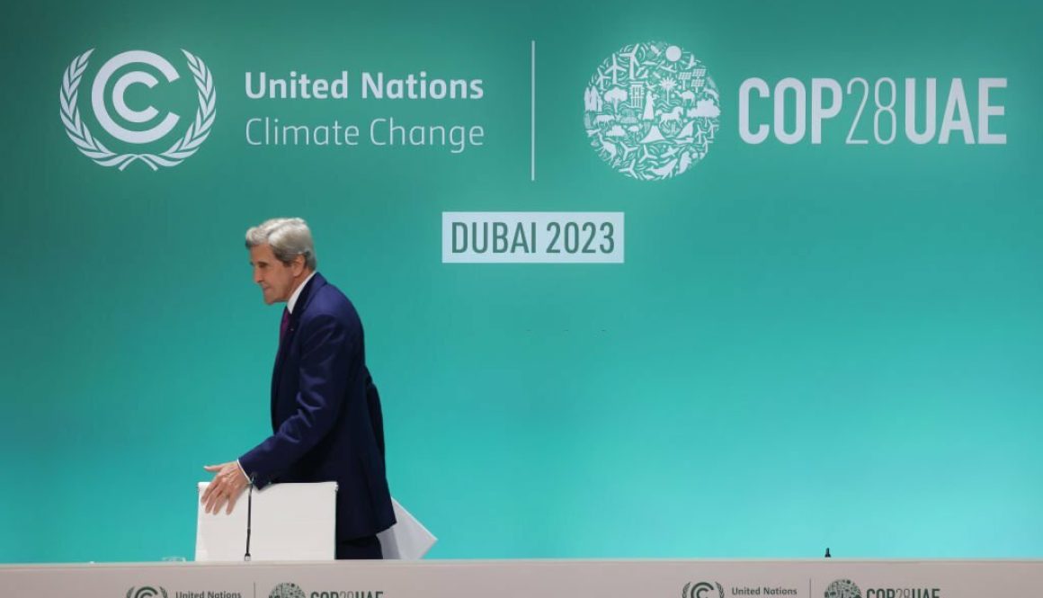 John Kerry, Utusan Khusus Presiden AS untuk Iklim, tiba pada konferensi pers pada hari ketujuh Konferensi Iklim COP28 UNFCCC di Expo City Dubai pada tanggal 06 Desember 2023 di Dubai, Uni Emirat Arab. (Foto oleh Sean Gallup/Getty Images)
