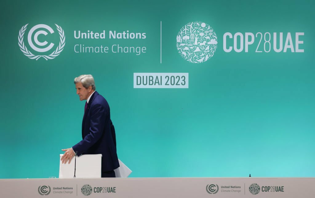 John Kerry, Utusan Khusus Presiden AS untuk Iklim, tiba pada konferensi pers pada hari ketujuh Konferensi Iklim COP28 UNFCCC di Expo City Dubai pada tanggal 06 Desember 2023 di Dubai, Uni Emirat Arab. (Foto oleh Sean Gallup/Getty Images)