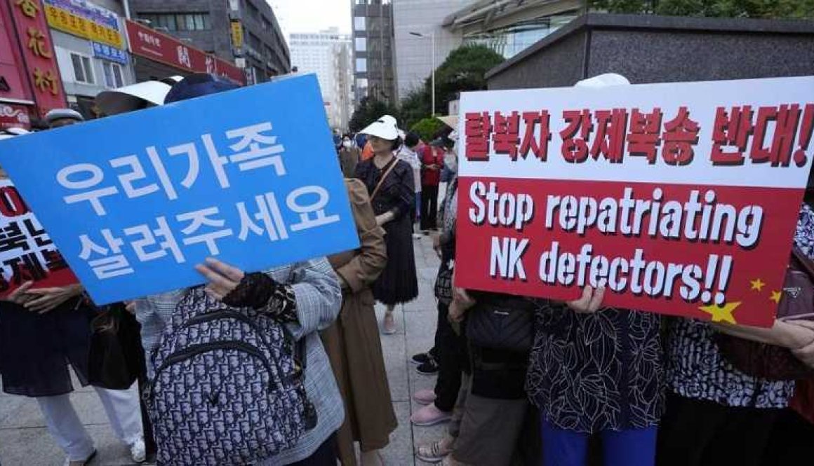 Para pembelot Korea Utara memegang spanduk saat unjuk rasa menuntut pemerintah Tiongkok untuk melepaskan pembelot Korea Utara yang ditangkap di Tiongkok di dekat Kedutaan Besar Tiongkok di Seoul, Korea Selatan.