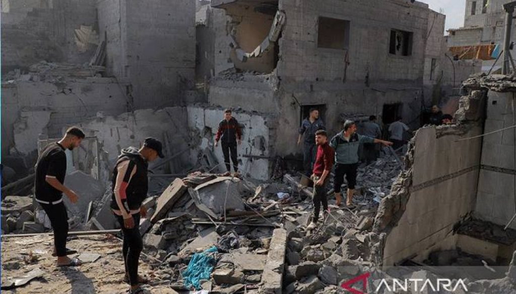 Sejumlah warga memeriksa sebuah bangunan yang hancur akibat serangan udara Israel di kota Khan Younis di Jalur Gaza selatan (1/12/2023). ANTARA/Xinhua/Rizek Abdeljawad/aa.