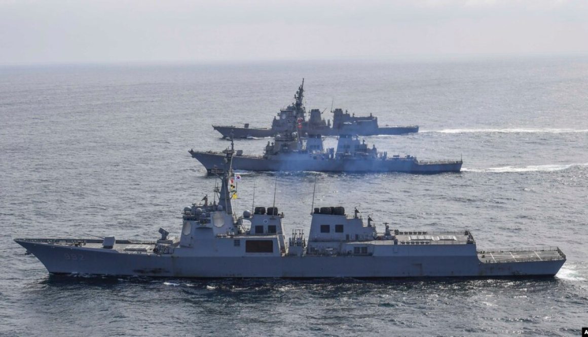 Kapal perusak dari Korea Selatan, bawah, AS, tengah, dan Jepang berlayar di tengahlatihan pertahanan rudal bersama di perairan internasional di lepas pantai timur semenanjung Korea, 17 April 2023. (Foto: via AP)