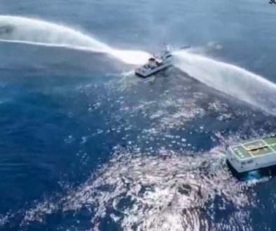 Kapal Penjaga Pantai Filipina BRP Bagacay (tengah) terkena meriam air dari kapal penjaga pantai China di dekat perairan Scarborough yang dikuasai China di perairan sengketa Laut China Selatan. (Foto: via AFP)