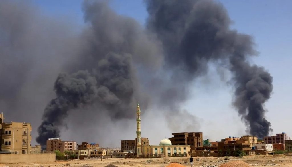 Sudanese City on Fire from fighting between RSF and SAF