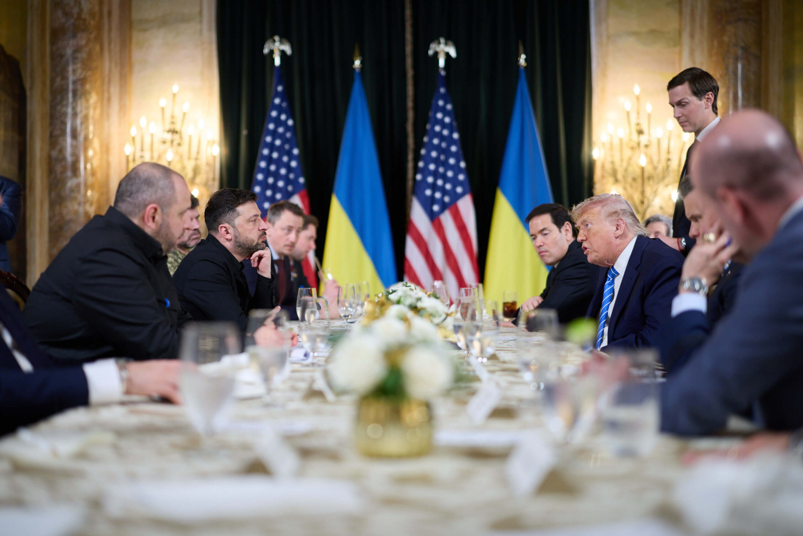 Zelensky dan Trump Bahas Potensi Kehadiran Pasukan AS di Ukraina
